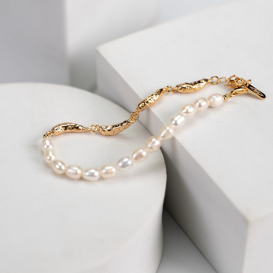 Lustrous Pearl Bracelet